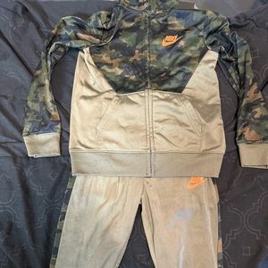 Boys Nike sweatsuit Sz:5 used